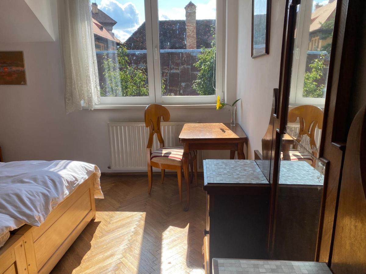 Rose'S Oldtown Apartment Brasov Exterior photo